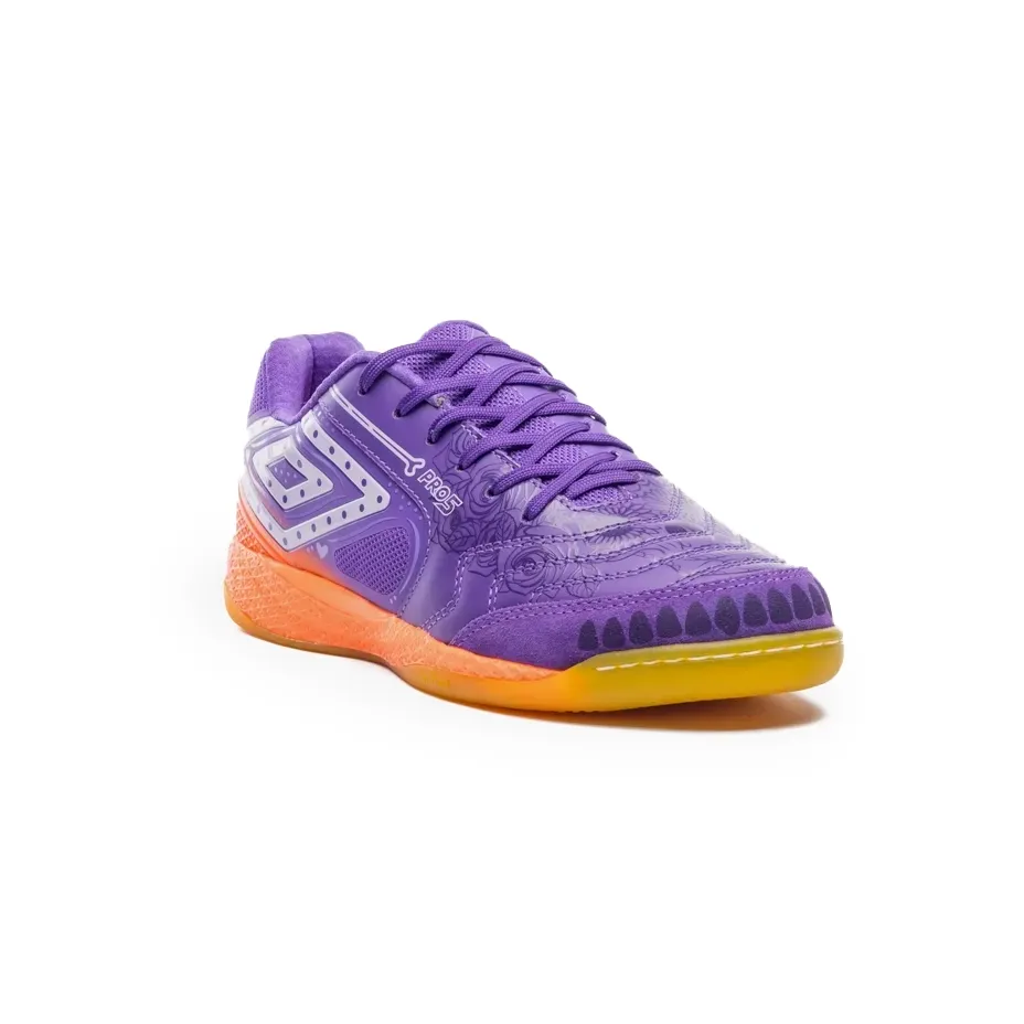 Chuteira Umbro Pro 5 Bump masculina com design vibrante em roxo elétrico destacando qualidade e estilo
